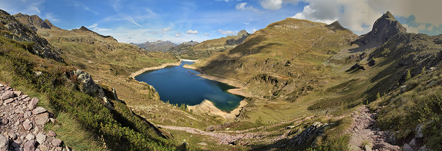 Scendendo dal Passo ai Laghi Gemelli (riva oriantale)